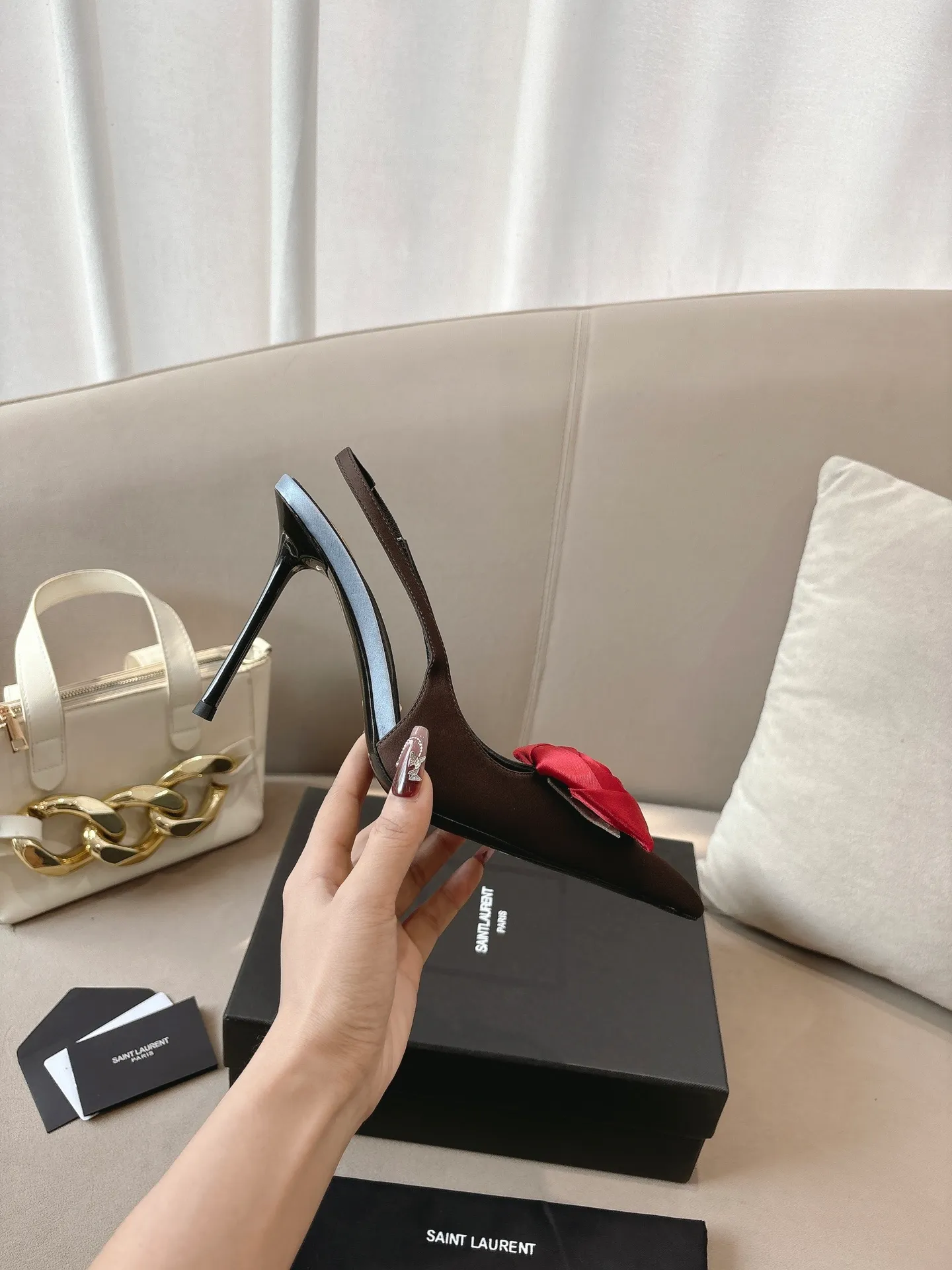 👟👟Ex-factory price 680👟👟 Saint Laurent ysl 25ss/autumn and winter ready-to-wear flower series catwalk style high heels. The toe and contrasting color design make the final effect quite impressive. The different colors are also very beautiful. Straight heels, curved heels, with flowers, and without flowers can be selected. Only YSL understands women’s hearts best and does not accept refutation. It is a super invincible feminine artifact, a must-have for women (z-brand full-body customization, own molded hardware accessories, perfect consistency) ✔ Upper: imported cow patent leather ✔ Inner lining: imported 🐑 goat leather ✔ Sole: imported genuine leather outsole ✔ Heel height: 10.5cm ✔ Size: 36-39 (40, 41, 42 can be customized and non-returnable) Flower style (full set of packaging)